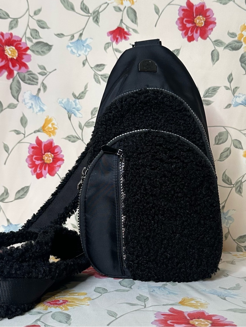 HOUSE OF HARLOW 1960| Black Sherpa Accent Crossbody Liberty Sling | Like New